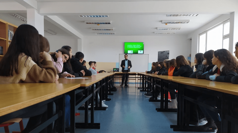 Ligjëratë me gjimnazistët e Podujevës: Ndikimi i informacionit të drejtë në vendimmarrjen e të rinjve