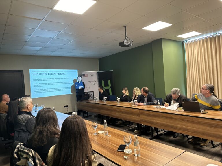 Sesion informues në Gjilan për strategjitë dhe identifikimin e informacionit të rremë