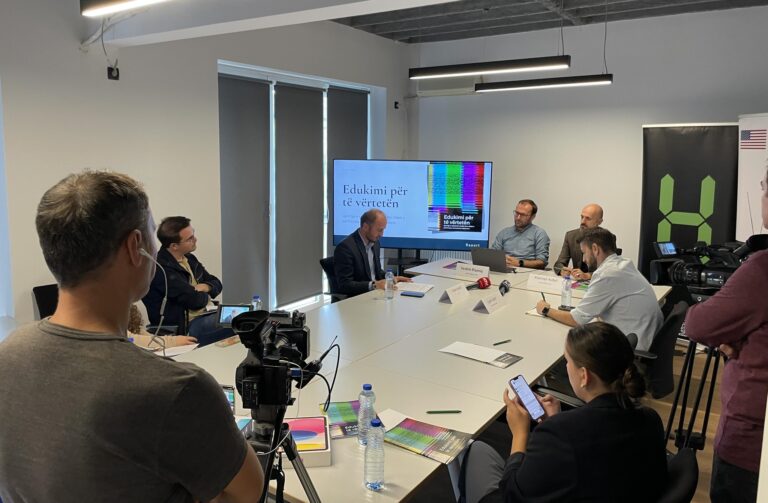 Raport: Përfshirja e edukimit medial në kurrikulat mësimore parauniversitare, nevojë urgjente