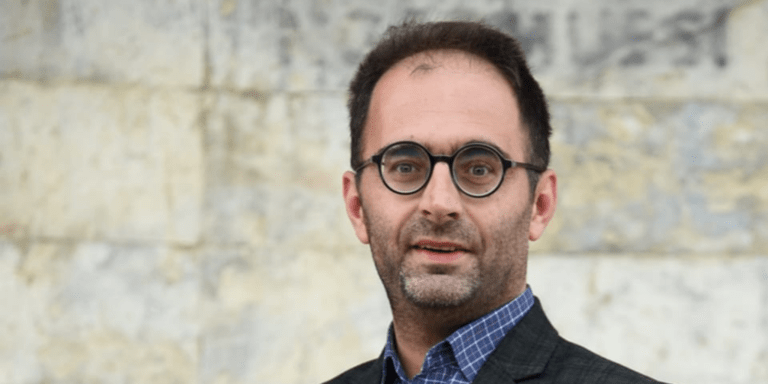 Експлозија истине у комадиће