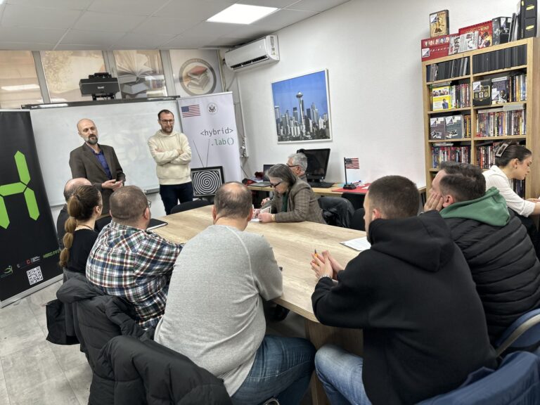 Sesion informues në Prizren thekson rëndësinë e luftimit të dezinformimit