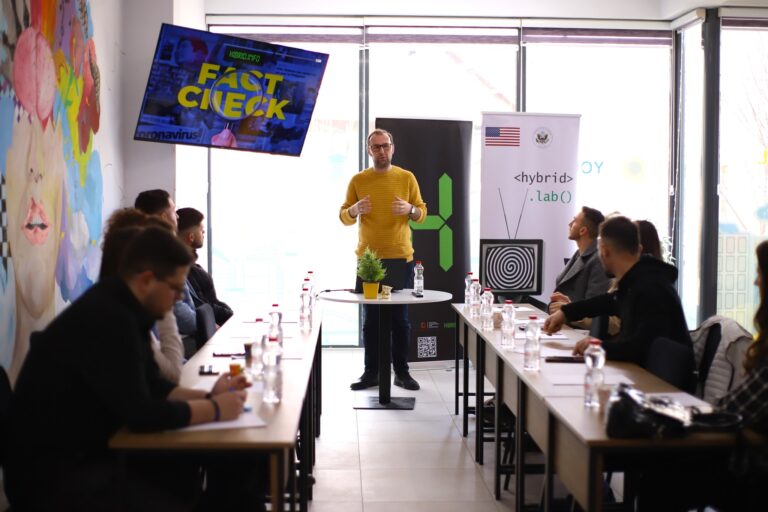 Info sesioni për luftimin e keqinformimit zhvillohet në Podujevë