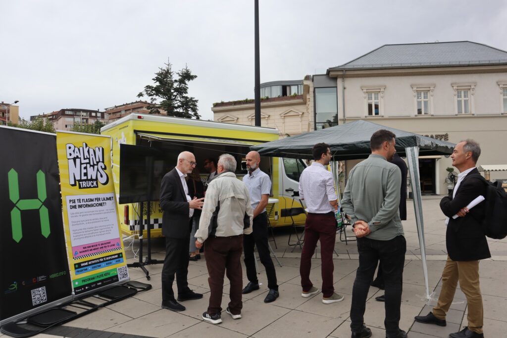 “Balkan News Truck” përmbyll udhëtimin në Kosovë me ndalesën në Prishtinë