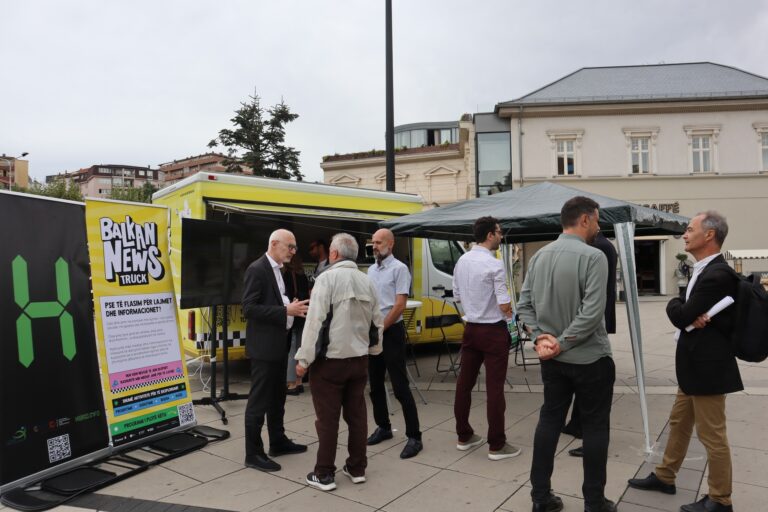 “Balkan News Truck” përmbyll udhëtimin në Kosovë me ndalesën në Prishtinë