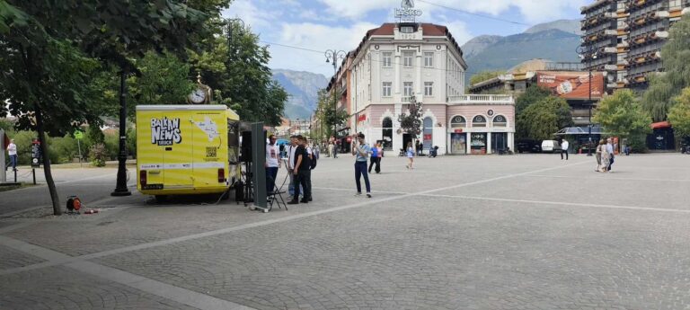 “Balkan News Truck” ndalet në Pejë, qytetarët angazhohen për të kuptuar më mirë lajmet