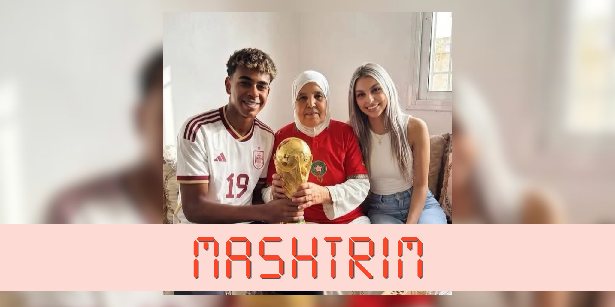 Imazhi i Yamal me trofeun e Kupës së Botës dhe gjyshen e tij, i gjeneruar nga IA