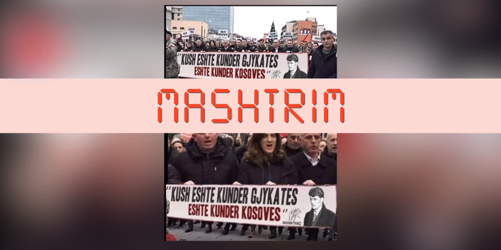Manipulohet fotografia e protestës së vitit 2022, i ndryshohet mbishkrimi në pankartë