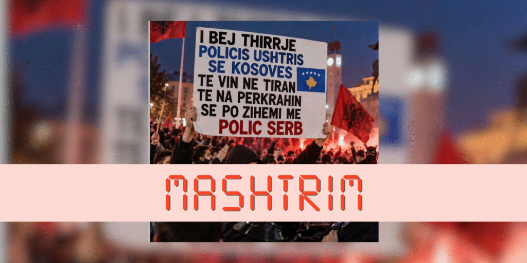 Imazhi që paraqet një pankartë me mbishkrimin se protestuesit në Tiranë po përballen me policinë serbe është gjeneruar me IA