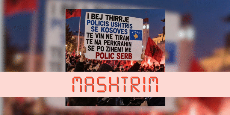 Imazhi që paraqet një pankartë me mbishkrimin se protestuesit në Tiranë po përballen me policinë serbe është gjeneruar me IA